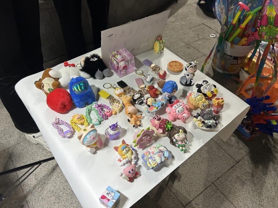 最新地摊产品引领城市角落新潮流