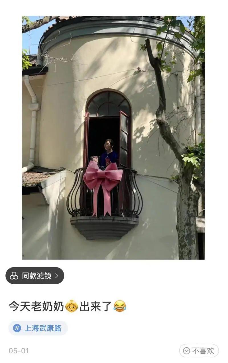『最新流行趋势下的蝴蝶结魅力』