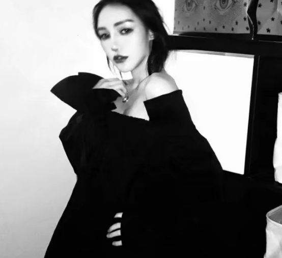 时尚黑白女头像，潮流与个性的完美融合
