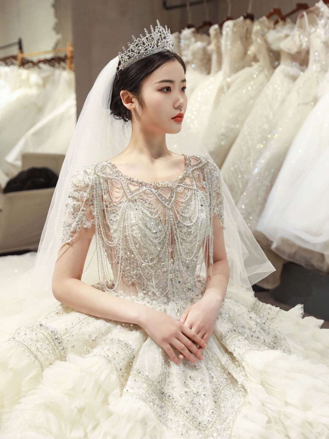 最新婚纱装引领时尚潮流，爱的光芒绽放魅力风采
