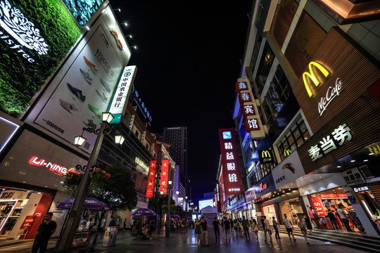 成都春熙路夜景，繁华与浪漫的完美交融