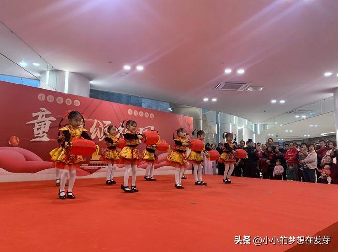 红歌比赛道具，唤醒时代旋律与激情的载体，展现激情的舞台道具。